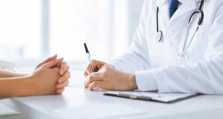 Fonasa y Minsal se querellaron contra 28 médicos por mal uso de licencias médicas