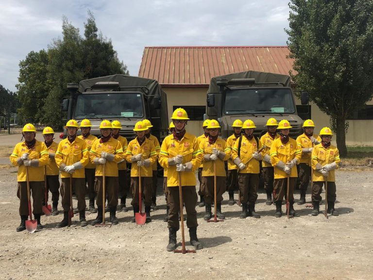 Los jóvenes del Ejército que batallan contra el fuego