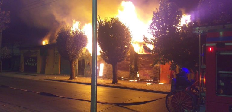 Incendio destruyó 5 locales en calle O’Higgins de Curicó