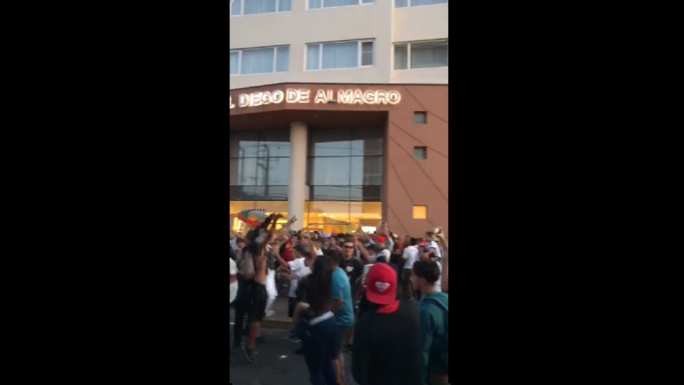 "Hotelazo" de hinchas de Colo Colo en Curicó termina con un carabinero herido