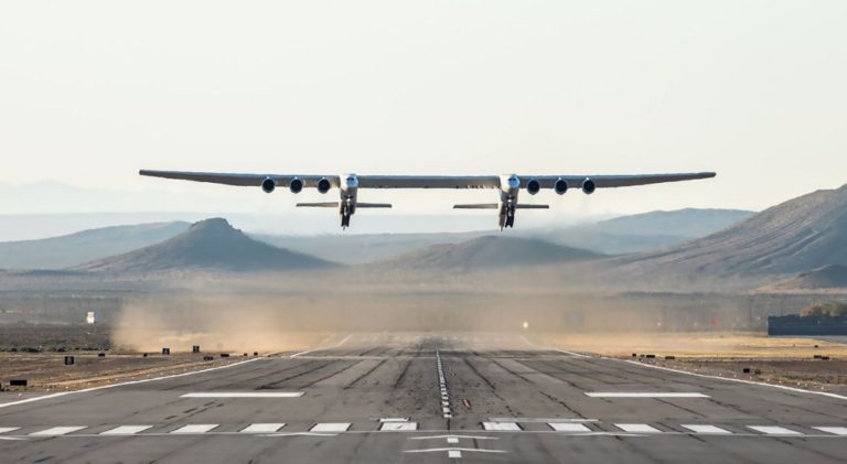 “Stratolaunch”, el avión más grande del mundo, realizó con éxito su primer vuelo