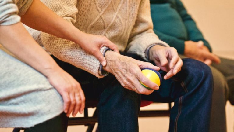 Centro de Parkinson llamó a estar atentos a las señales de alerta para detectar la enfermedad