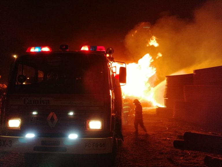 Incendio en aserradero de Constitución amenaza bosques y viviendas