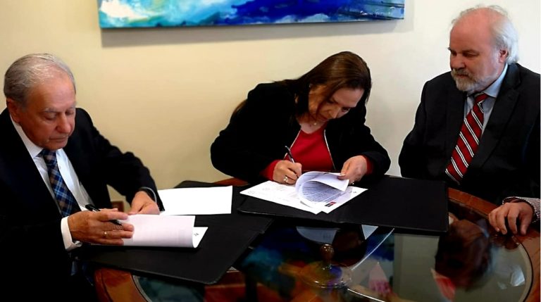 Hospital de Curicó firmó convenio con Universidad Autónoma para la formación de médicos especialistas