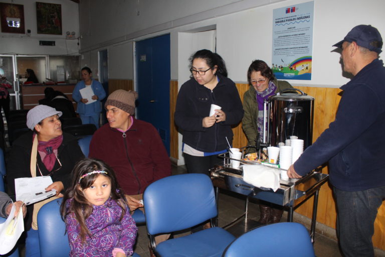 Cesfams de linares entregan té y café caliente a sus pacientes