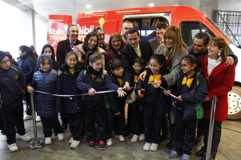 Corporación Cultural de Curicó inauguró su nuevo Bibliomóvil