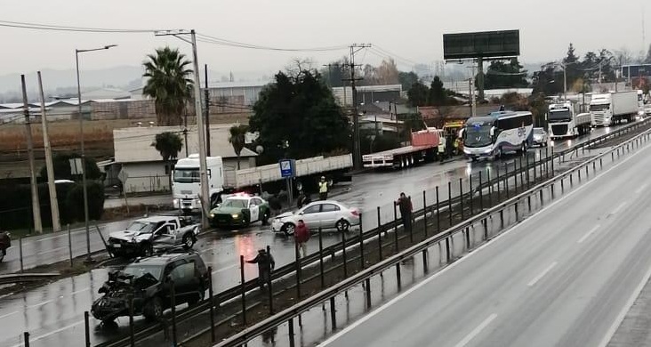 Accidente de tránsito dejó con daños a tres vehículos particulares y una radiopatrulla de Carabineros