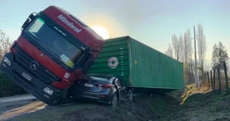 Mujer salvó milagrosamente tras quedar atrapada debajo de un camión