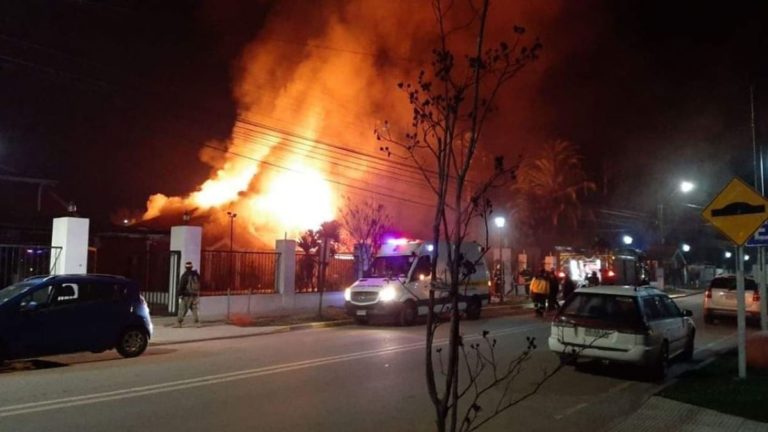 Incendio arrasa histórico edificio de la Municipalidad de Maule