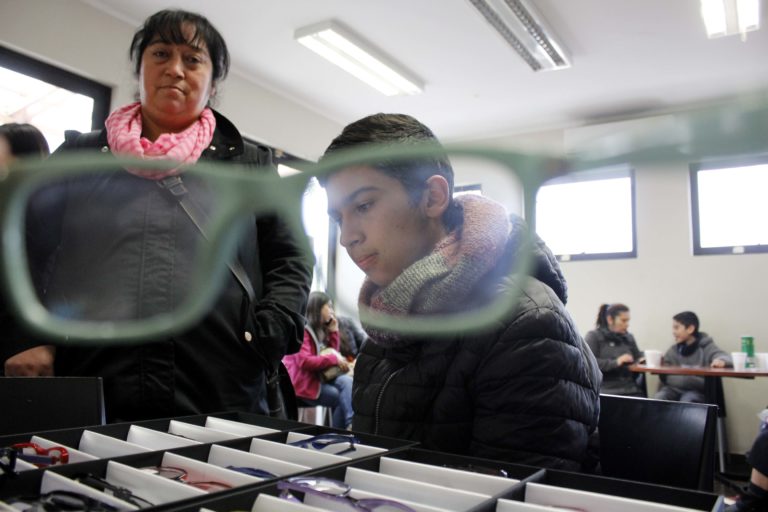 Bus clínico oftalmológico realizó controles a estudiantes de Rauco