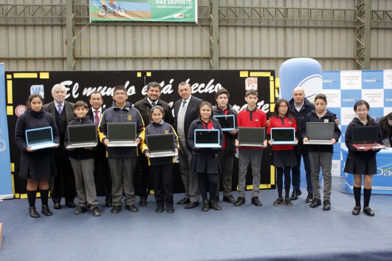 Más de un centenar de alumnos de Rauco recibieron computadores nuevos