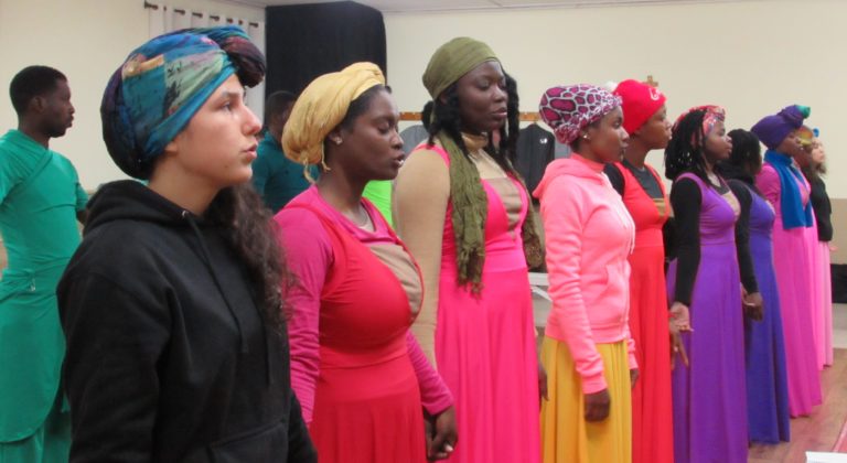 Estudiantes de Curicó tendrán funciones exclusivas del concierto “Voces Haitianas de Chile”