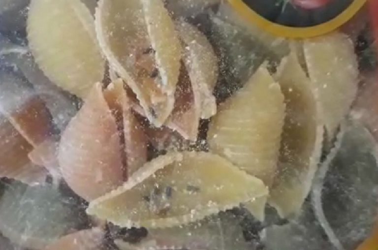 Clienta de supermercado Líder denunció presencia de insectos en paquete de fideos