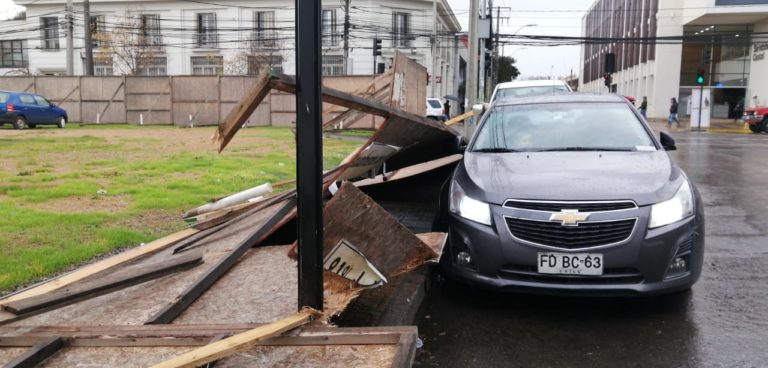 Pandereta de madera cayó sobre una mujer durante temporal en Curicó