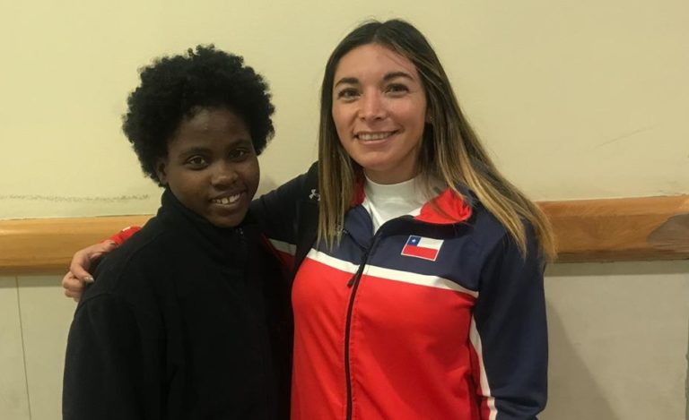 Deportista curicana descubrió talento vocal de joven haitiana que causa furor en redes sociales