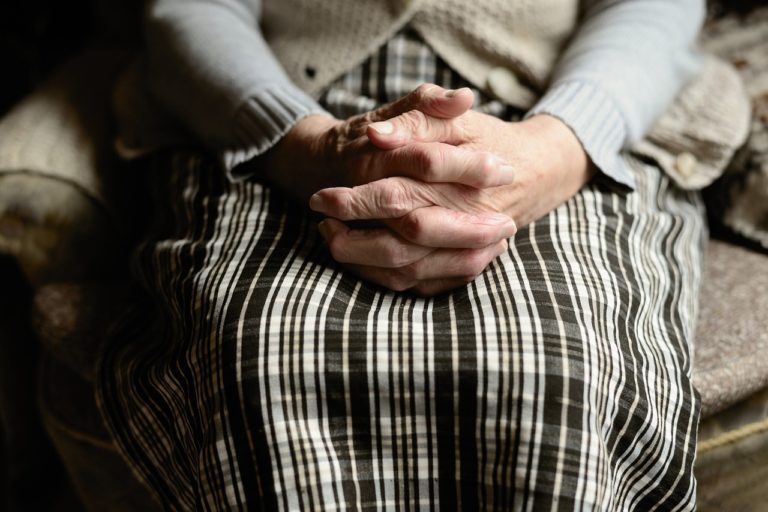 Un 82% estima que los adultos mayores no reciben un trato digno en Chile