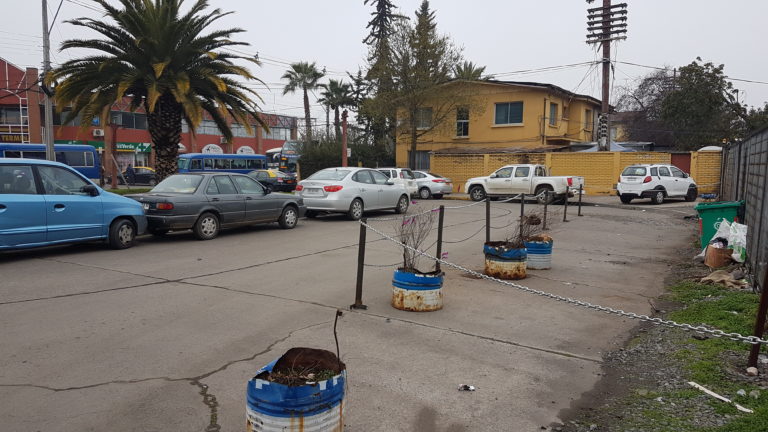 Denuncian cierre ilegal de calle ubicada en plazoleta de ferrocarriles en Curicó   