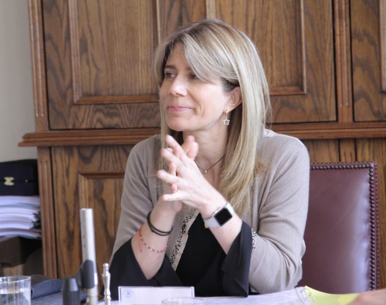 Senadora Ximena Rincón pidió al gobierno terminar concesión con ESSAL por contaminación de agua en Osorno