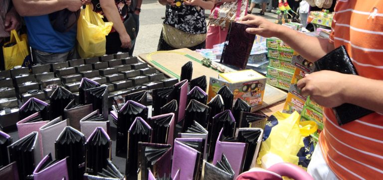 Comerciantes ambulantes autorizados acusan que actividad ilegal estaría afectando sus ventas