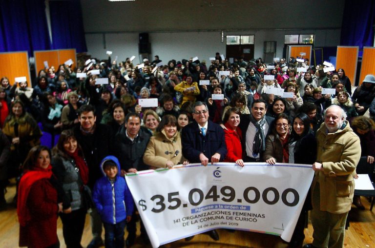 Organizaciones femeninas de Curicó recibieron recursos municipales para sus proyectos