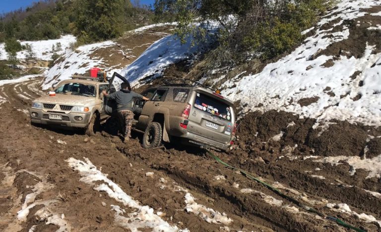 Carabineros de Potrero Grande rescataron a dos familias atrapadas en la precordillera
