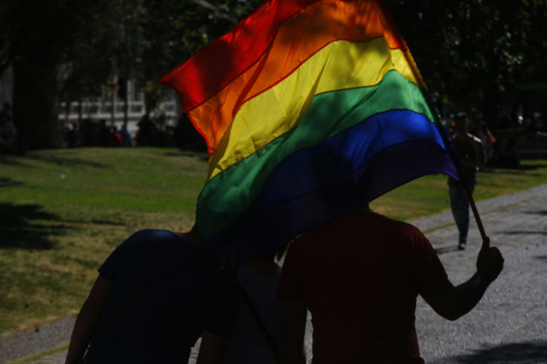 Sujeto atacó a pareja gay en San Javier: Una de las víctimas quedó en riesgo vital
