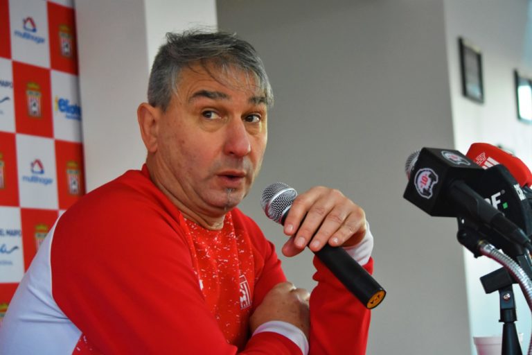 Dalcio Giovagnoli realiza críticas al estado de la cancha del Estadio La Granja
