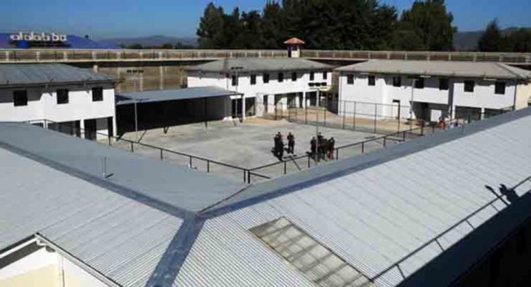 Sujeto fue detenido al intentar lanzar droga y teléfonos a la cárcel de Molina