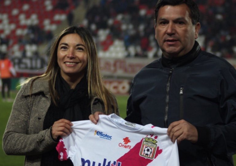 El homenaje recibido por Evelyn Ortiz en el partido de Curicó Unido