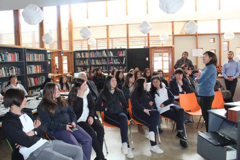 Escritora Lola Parra se reunió con estudiantes en la Biblioteca Municipal de Teno