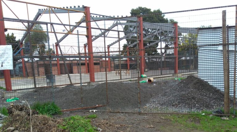 Vecinos denunciaron abandono de obras de mejoramiento en multicancha de Aguas Negras en Curicó