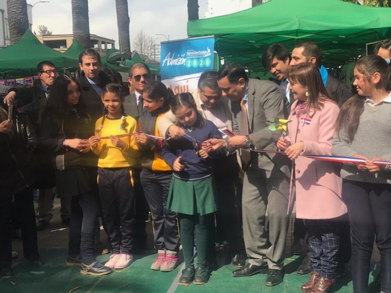 Municipalidad de Curicó lanzó Feria Educativa en la Plaza de Armas