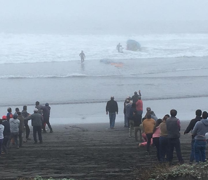 Continúa búsqueda de pescador desaparecido tras volcamiento de bote en Boyeruca