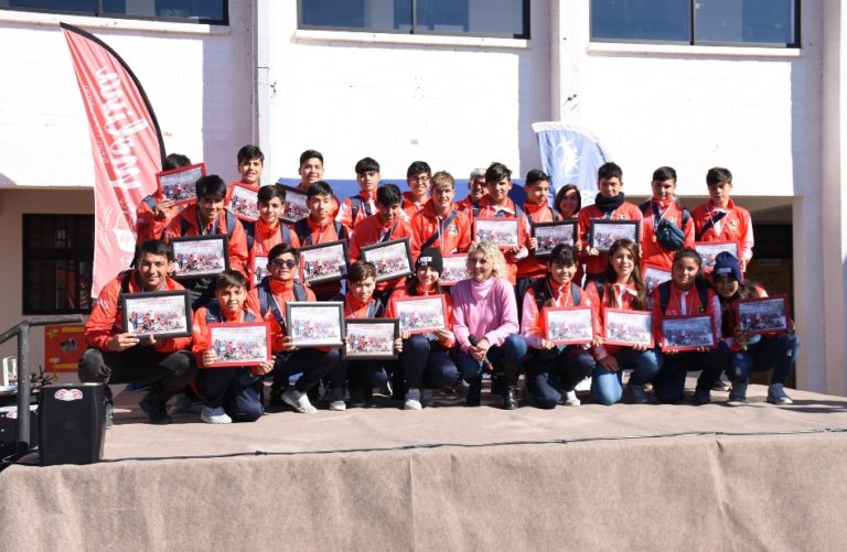 Niños de Molina fueron destacados a su llegada tras viaje a Islandia