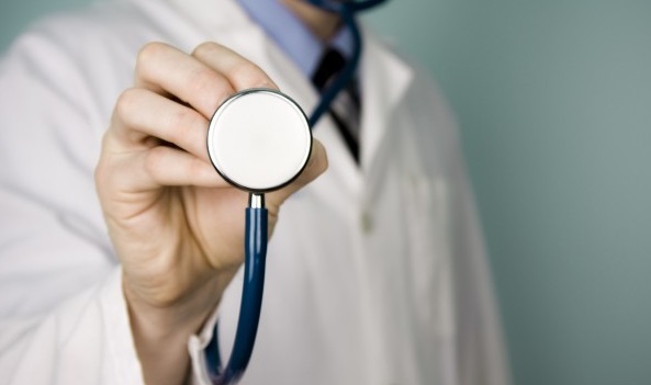 Sujeto se hace pasar por médico para robar a sus víctimas en Curicó