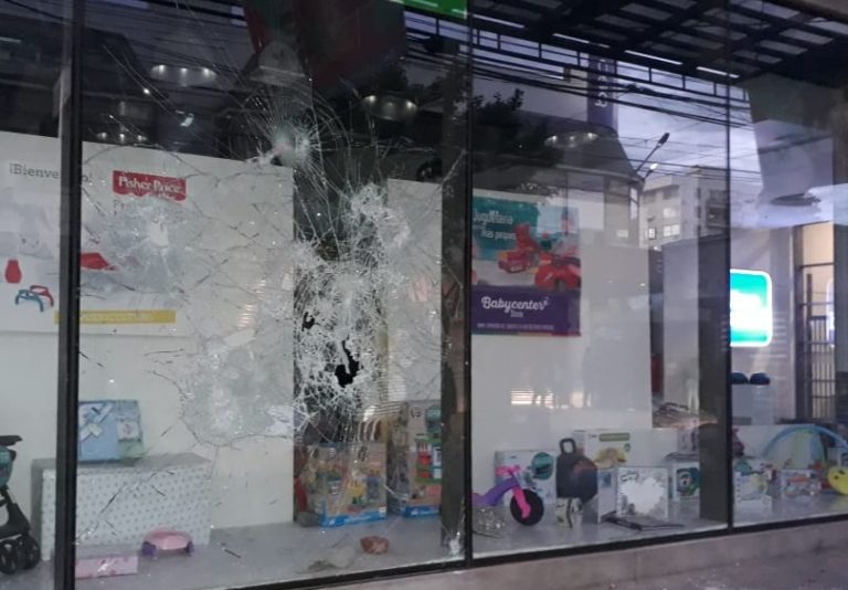 Carabineros de Curicó detuvo a cuatro sujetos por daños a edificios públicos y comerciales