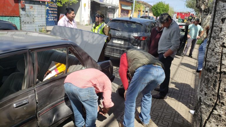 Conductora que no respetó luz roja provocó violento accidente