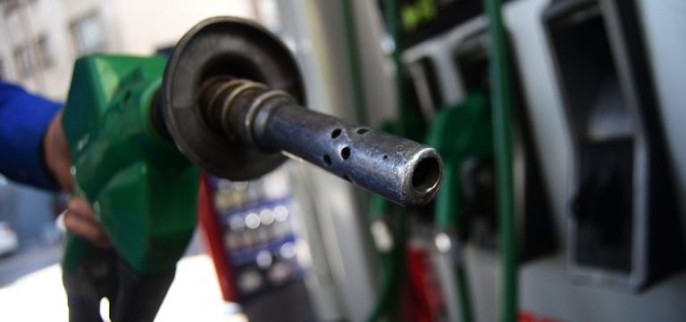 Bencinas bajarán de precio por primera vez en diez semanas