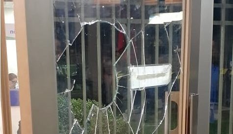 Detienen a sujeto que provocó destrozos en Hospital de Curicó