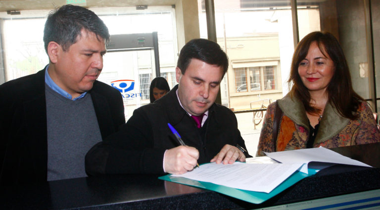 Municipio de Curicó denunció a vecino por impedir retiro de vehículo abandonado