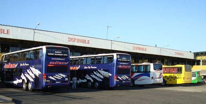 Empresas de buses con destino a Santiago suspenden servicios para este lunes
