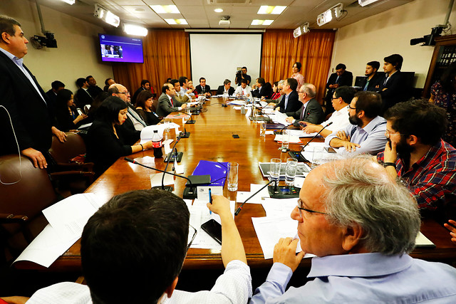 Comisión de Constitución aprobó rebaja de 50% en sueldos de autoridades de Gobierno y parlamentarios