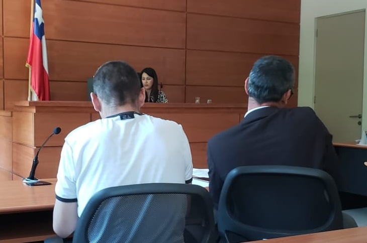 Libertad vigilada intensiva para acusado de quemar automotora curicana en medio de la revuelta social