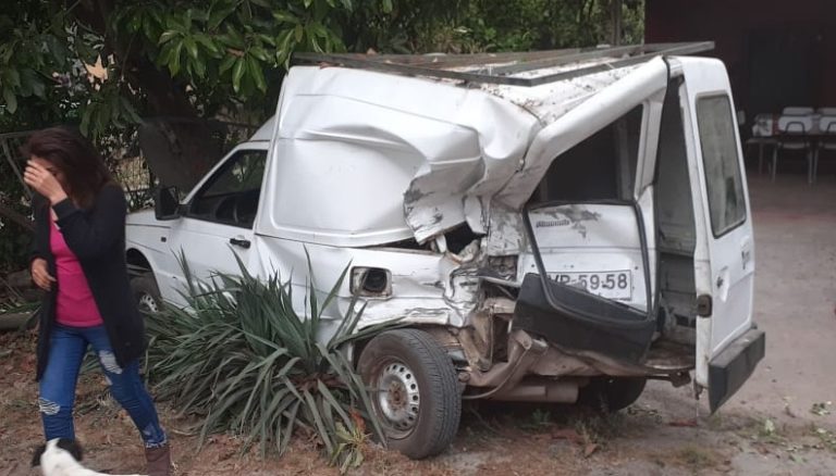Vehículos colisionaron y dañaron una vivienda en Romeral