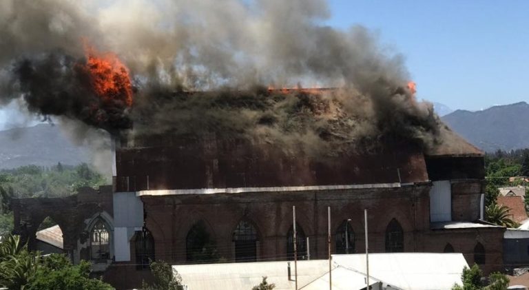 Incendio destruye Iglesia San Francisco en Curicó