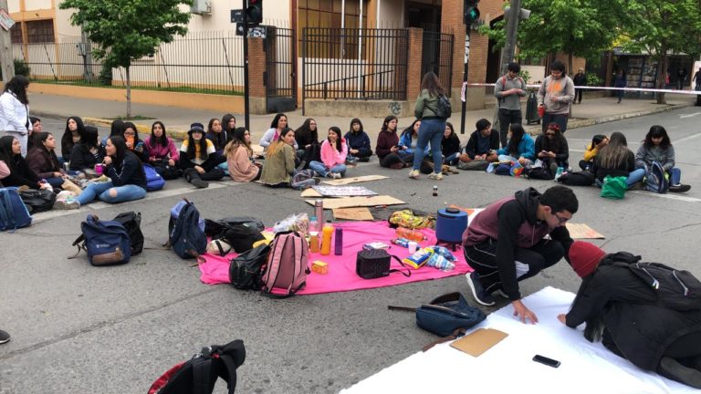 Estudiantes desayunaron en la calle frente a la UCM