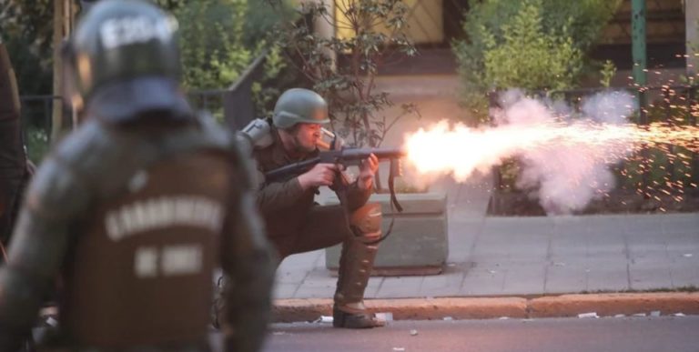 Lesiones oculares y ceguera: Estudio de la USACH advierte sobre efectos de bombas lacrimógenas