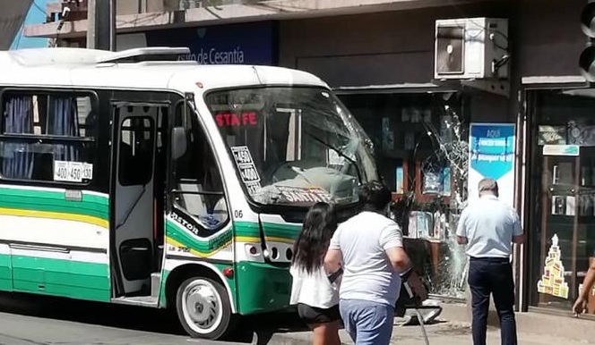 Microbús chocó contra ventanal de Librería Mataquito en Curicó