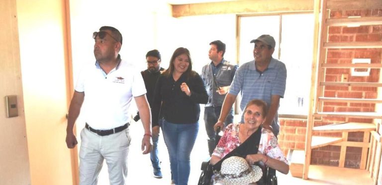 Vecinos de grupo Los Naranjos de Sagrada Familia recorrieron sus futuras viviendas