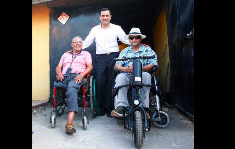 Vecino de El Boldo 2 de Curicó recibió silla de ruedas con “handbike”